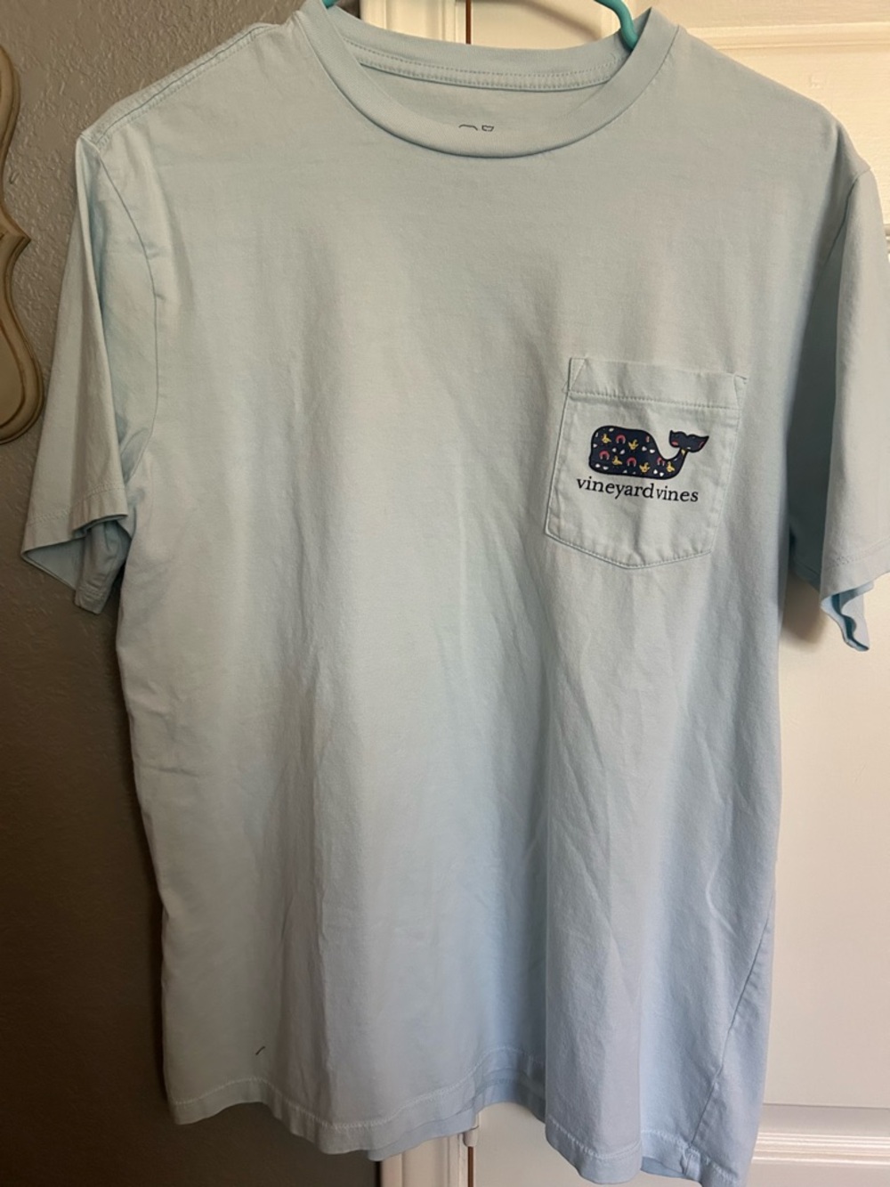 Vineyard Vines Tee with Chick Magnet graphic Whale design. Adult small. LN - Picture 4 of 5
